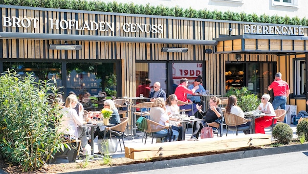 Ein Hingucker: Holzoptik und Begrünung sorgen für Gemütlichkeit. (Bild: Horst Einöder/Flashpictures)