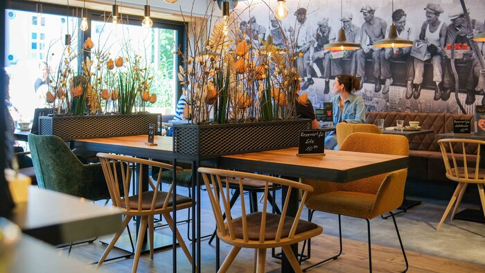 Das Innere wirkt einladend und modern.