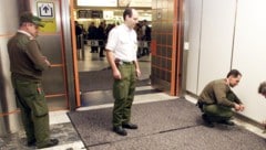 Seuchenteppich am Flughafen Wien-Schwechat (Bild: Andi Schiel)