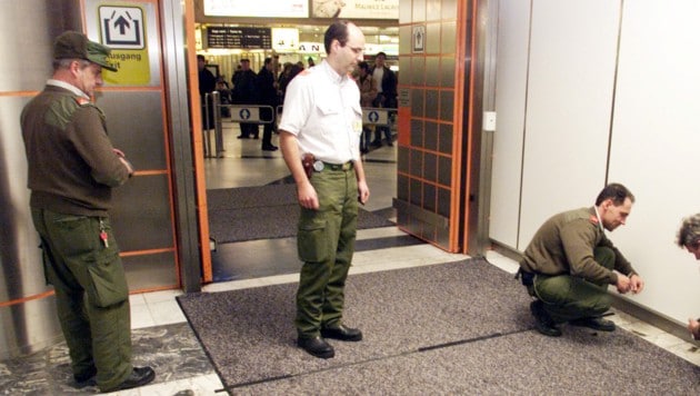 Seuchenteppich am Flughafen Wien-Schwechat (Bild: Andi Schiel)