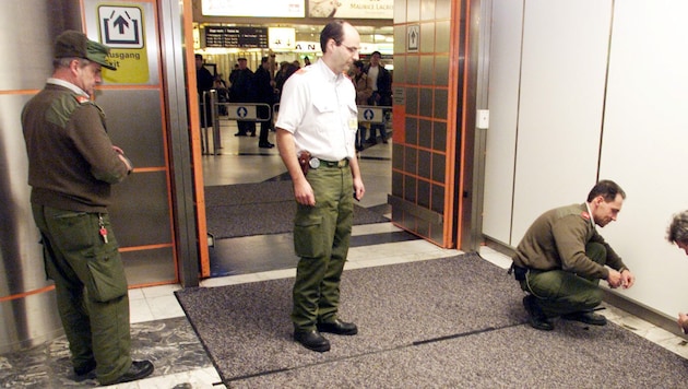 Seuchenteppich am Flughafen Wien-Schwechat (Bild: Andi Schiel)
