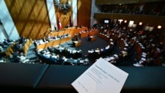 Nach der Budgetrede von Finanzminister Markus Marterbauer (SPÖ) am Dienstag hatten am Mittwoch die Abgeordneten im Parlament die erste Möglichkeit Stellung zu nehmen. (Bild: APA/ROLAND SCHLAGER)