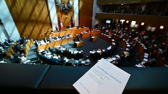 Die Bundesregierung legt mit dem Doppelbudget 2025/2026 eine Vielzahl von Sanierungsmaßnahmen auf der Einnahmen- und Ausgabenseite vor. Das gefällt nicht allen. (Bild: APA/ROLAND SCHLAGER)