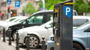 Oftmals stellt man sein Auto schon unwissentlich falsch ab – und wundert sich dann über Parkstrafen. Wie, was und wo es erlaubt ist, haben wir recherchiert. (Bild: Olga Yastremska, New Africa, Africa Studio)