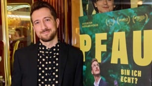 Regisseur Wenger vor seinem Filmplakat