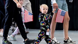 Die ersten weißen südafrikanische „Flüchtlinge“ wurden feierlich am Flughafen ...