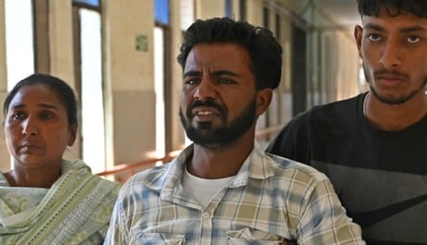 In Indien müssen zehn Menschen mit Vergiftungserscheinungen im Krankenhaus behandelt werden, nachdem sie gepanschten Schnaps getrunken hatten. (Bild: AFP/NARINDER NANU)