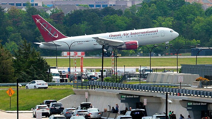 Mit diesem Flugzeug der Gesellschaft Omni Air International landeten die Südafrikaner in ...
