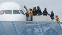 Ein 55-jähriger Beamter soll nicht immer das beste Flugangebot für Abschiebungen genommen haben ...