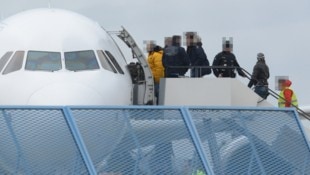 Ein 55-jähriger Beamter soll nicht immer das beste Flugangebot für Abschiebungen genommen haben (Symbolbild). (Bild: AP/Patrick Seeger, Krone KREATIV)