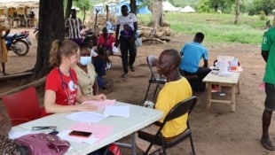 Die steirische Ärztin Magdalena Grießler (links) unterstützte das „Public-Health-Team“, das regelmäßig Besuche in abgelegenen Orten abstattet. (Bild: Elisabeth Zangerl)