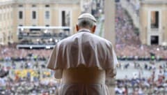 Papst Leo spricht vor seinen Anhängern. (Bild: EPA/VATICAN MEDIA HANDOUT)