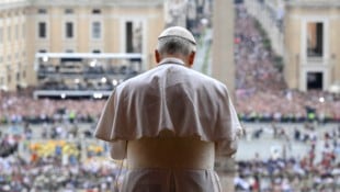 Papst Leo spricht vor seinen Anhängern. (Bild: EPA/VATICAN MEDIA HANDOUT)