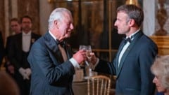 König Charles III. stößt mit dem französischen Präsidenten Emmanuel Macron während eines Staatsbanketts im Schloss von Versailles an. (Bild: AFP/ARTHUR EDWARDS)