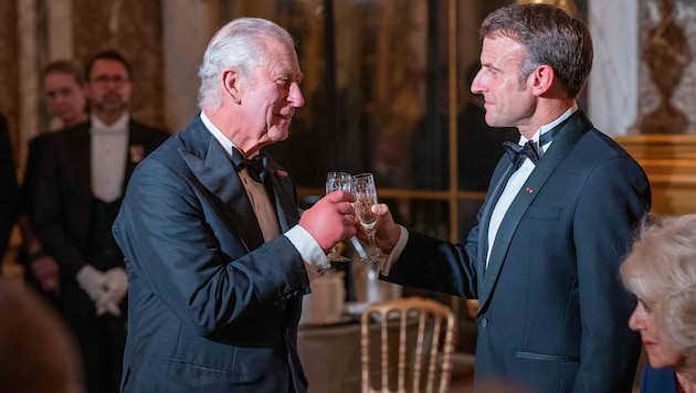 König Charles III. stößt mit dem französischen Präsidenten Emmanuel Macron während eines Staatsbanketts im Schloss von Versailles an. (Bild: AFP/ARTHUR EDWARDS)