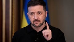 Der ukrainische Präsident Wolodymyr Selenskyj könnte erstmals seit 2019 wieder persönlich auf Kreml-Chef Wladimir Putin treffen. (Bild: AP/Efrem Lukatsky)
