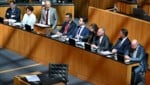 Die Bundesregierung legt mit dem Doppelbudget 2025/2026 eine Vielzahl von Sanierungsmaßnahmen auf der Einnahmen- und Ausgabenseite vor. (Bild: APA/ROLAND SCHLAGER)