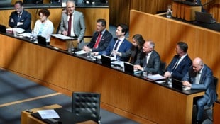 Die Bundesregierung legt mit dem Doppelbudget 2025/2026 eine Vielzahl von Sanierungsmaßnahmen auf der Einnahmen- und Ausgabenseite vor. (Bild: APA/ROLAND SCHLAGER)