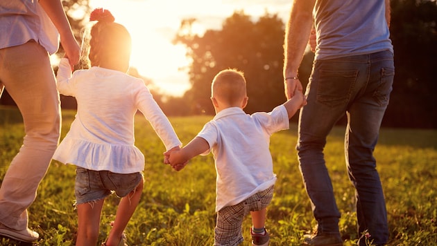 Trotz Krisen und finanzieller Belastungen legt ein Großteil der Bevölkerung großen Wert auf ein glückliches Familienleben. (Bild: Lucky Bussines)