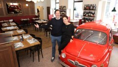 Astrid und Florian Weitzer freuen sich über den gelungenen Umbau im Steirer. (Bild: Jauschowetz Christian)