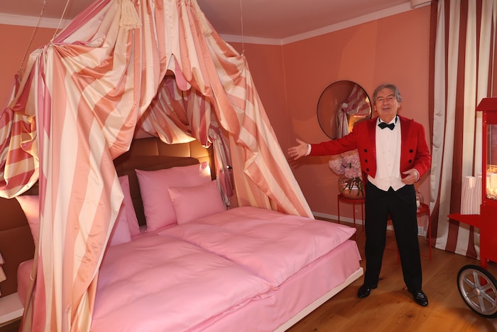 Im Hotel wurden 73 Zimmer komplett erneuert – der „Candy Room“ empfängt in Zuckerlrosa.