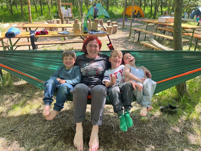 Kindergartenpädagogin Christine Thullner mit „ihren“ Kids. 