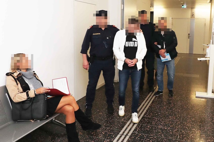 Die Angeklagten aus Georgien wurden am Dienstag von der Justizwache in Eisenstadt zum Verhandlungssaal gebracht.