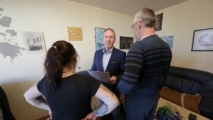 Daniela G. wandte sich an FPÖ-Wohnombudsmann Michael Niegl (Mi.). Die hohe Vorschreibung für den Mai bereitete ihnen Sorgen. (Bild: Bartel Gerhard)
