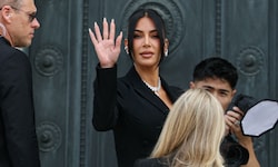 Starker Auftritt in Paris: Kim Kardashian zeigt sich vor ihrer Aussage vor Gericht den Kameras.