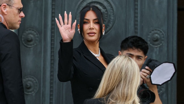 Starker Auftritt in Paris: Kim Kardashian zeigt sich vor ihrer Aussage vor Gericht den Kameras.