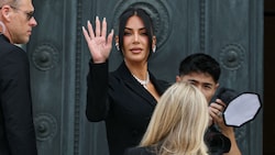 Starker Auftritt in Paris: Kim Kardashian zeigt sich vor ihrer Aussage vor Gericht den Kameras. (Bild: AFP/ALAIN JOCARD)
