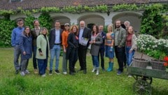Landeshauptmann Hans Peter Doskozil (Mitte) mit einem Teil des Casts. Gedreht wird bis Juni. Zu sehen ist die TV-Adaption dann im Herbst auf JOYN und im Jänner 2026 auf ServusTV.  (Bild: STEFANIE LEO)