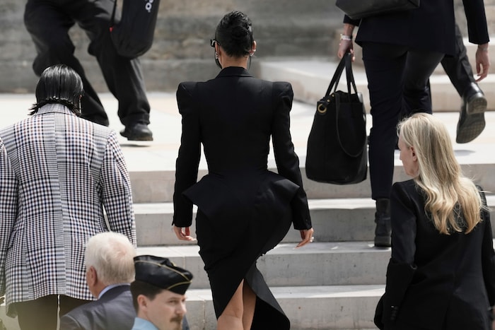 Kim Kardashian zieht alle Blicke auf sich: In einem schwarzen Kostüm mit Beinschlitz betritt sie ...