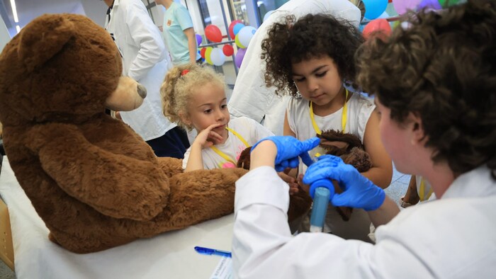 Besondere Patienten am Dienstag an der Klinik: Plüschtiere wurden von ihren kleinen Besitzern ...