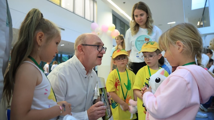 Auch Thomas Müller, Chef der Kinderklinik, stand den Kindern Rede und Antwort. Der Andrang war ...