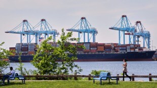 Ein Containerschiff