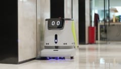 Ein Reinigungsroboter wie dieser ist beim HABAU-Konzern in Linz im Einsatz. (Bild: Pudu Robobtics Inc)
