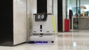 Ein Reinigungsroboter wie dieser ist beim HABAU-Konzern in Linz im Einsatz. (Bild: Pudu Robobtics Inc)