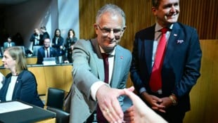 Markus Marterbauer hielt am Dienstag in Wien seine erste Budgetrede. Rechts neben ihm Infrastrukturminister Peter Hanke (ebenfalls SPÖ). (Bild: APA/ROLAND SCHLAGER)