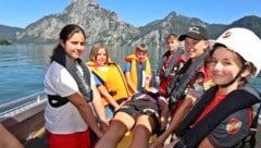 Bei einer gemeinsamen Übung von Wasserrettung und Feuerwehr packte der Nachwuchs mit Feuereifer am Traunsee an. (Bild: Hörmandinger Marion)