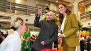 Prinzessin Kate besichtigt mit dem Designer Patrick McDowell (Mitte) Designräume im British ...