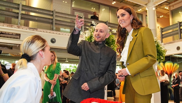 Prinzessin Kate besichtigt mit dem Designer Patrick McDowell (Mitte) Designräume im British Fashion Council im Zentrum Londons (Bild: AP/Aaron Chown)