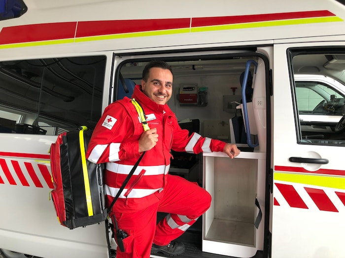 Als Kind flüchtete Chia Amin (47) aus dem Irak, nun ist er beim RK Traun Sani. Im Roten Kreuz OÖ ...