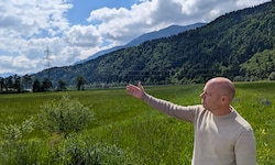 Andreas Kleewein, Geschäftsführer Birdlife Kärnten, begleitet mit Blick auf den Vogelschutz das ...