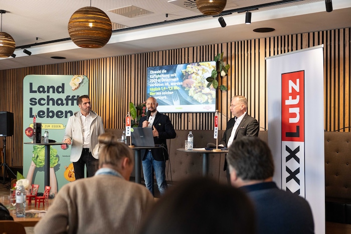 Florian Hütthaler, Hannes Royer und Andreas Haderer präsentieren Medienvertretern das neue Konzept 