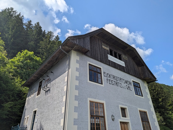 Das Elektrizitätswerk ist zugleich Sommerquartier der Kleinen Hufeisennase, daher der Name ...