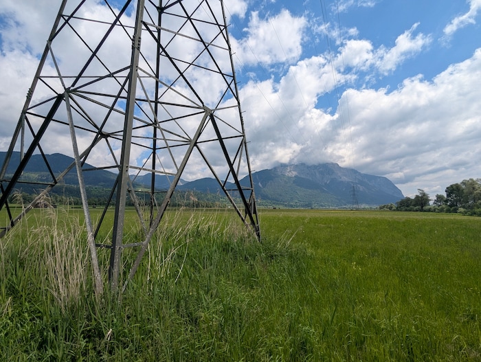 Die 110-kV-Leitung von Kärnten Netz im Gailtal, im Hintergund der Dobratsch.