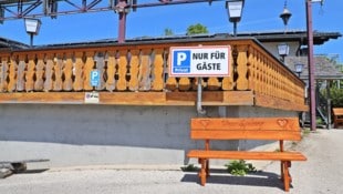 Auch wenn der Parkplatz vom Berggasthof Urzn in Altmünster nur für Gäste gedacht ist, machen es sich vor allem in der Nacht Fremde dort gemütlich. (Bild: Hörmandinger Marion)