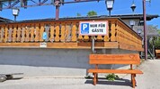 Auch wenn der Parkplatz vom Berggasthof Urzn in Altmünster nur für Gäste gedacht ist, machen es ...