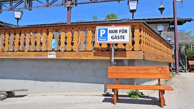 Auch wenn der Parkplatz vom Berggasthof Urzn in Altmünster nur für Gäste gedacht ist, machen es ...